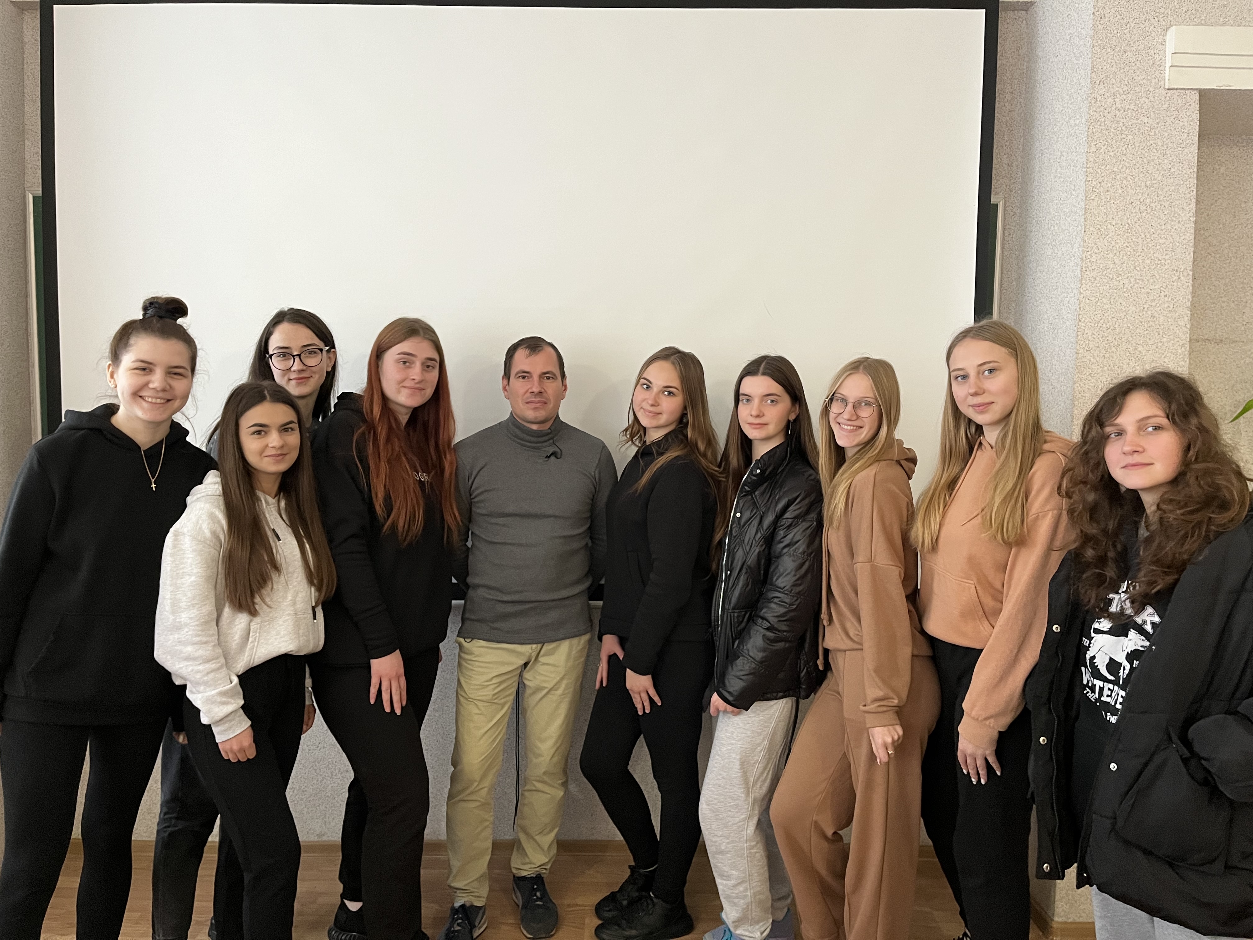 Студенти група Ж-14 разом із журналістом Тарасом Зозулінським